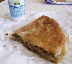 Burek nganggo yogurt