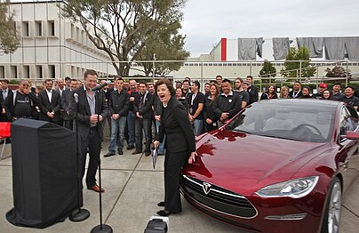 Musk koos California senaatori Dianne Feinsteiniga Tesla Model S-i kõrval (2010)