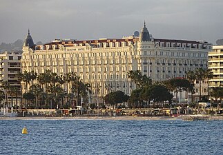 L'hôtel Carlton vu de la mer en 2023.