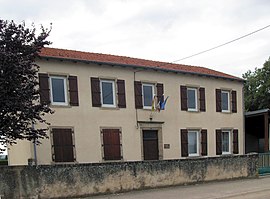 The town hall and school in Hergugney