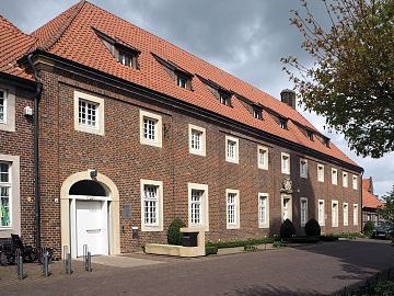 Ehemaliges Armenhaus, (1730–33) jetzt Verwaltung einer Kinderheilstätte