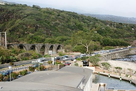 Deux derniers ponts en aval de la ravine des Colimaçons vus depuis la tour d'observation de Kélonia, à Saint-Leu