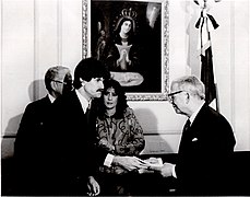Presidente Joaquín Balaguer juramenta a Oscar Luis Valdez Mena como miembro de la misión dominicana en las Naciones Unidas.jpg