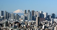 גורדי שחקים ברובע שינג'וקו של הבירה טוקיו, וברקע הר פוג'י