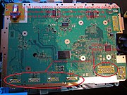 RVL-101机型的主板上仍然可以找到残留的任天堂GameCube控制器接口和记忆卡接口插槽焊盘。