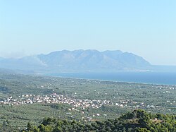 Zacharo a záliv Kyparisia z pohoří Lapithas
