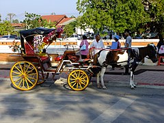 รถม้า หน้าวัดพระธาตลำปางหลวง - panoramio.jpg