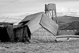 Una indígena de más de 90 años moliendo quinoa en la isla de los uros, Perú