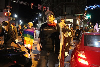 Groupe de personnes rassemblées contre Trump à Baltimore.