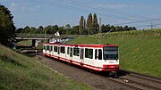 Een achtassige sneltram op vrije baan