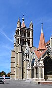 El beffroi de la catedral y, en primer plano, el portal pintado