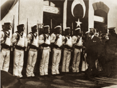 Atatürk'ün İstanbul Büyükada'da denizciler tarafından karşılanması (14 Temmuz 1927)