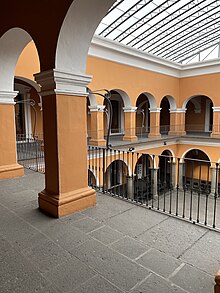 Interior de la Casa de la Cultura de Puebla, al lado de la Biblioteca Palafoxiana en 2024. Abajo al fondo la Cineteca Luis Buñuel