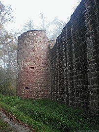 Halsgraben mit Zwingermauer und Geschützturm