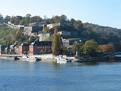 El Mosa en Namur (la ciudadela en el centro, a la izquierda el Mosa y a la derecha la desembocadura del Sambre)