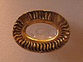 Coupelle en cristal de roche gravé, sertie d'une monture en or, VIIe siècle, musée du Louvre.