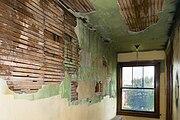 一間舊屋內部； 建築物嘅牆上會有窗，等光同空氣能夠進入建築物內部。