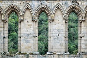 Fenêtres gothique dans un mur en grand appareil.