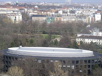 Berlin Zafer Sütunu'ndan Federal Başkanlık'ın oval ofis binası. Arka planda saray ve Moabit mahallesi.