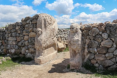 Esfinx a l'entrada de la ciutat