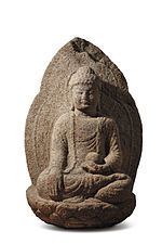 Bhaisajyaguru sentado de piedra. Finales siglo VIII, Silla. Museo Nacional de Corea.