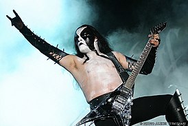 Abbath, вакаліст і гітарыст групы, падчас выступу на фестывалі Wacken Open Air у 2007 годзе.