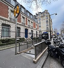 Accès no 2, sur le même boulevard.