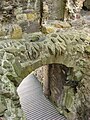 Photographie d'un trou dans une arche située au-dessus d'un passage couvert