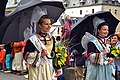 La reine des Fleurs d'Ajonc 2014 et ses demoiselles d'honneur défilant à la Fête des Brodeuses de Pont-l'Abbé 3