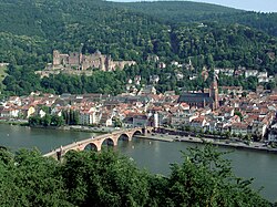 Heidelberg cùng với lâu đài Heidelberg nằm trên đồi và Cầu Carl Theodor bắc qua sông Neckar