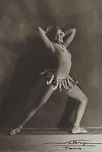 Joséphine Baker portant une ceinture de bananes en 1926 (photo de Waléry).