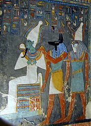 Боги Осіріс, Анубіс і Хор. Деталь розпису в гробниці фараона Хоремхеба. XIII століття до н. е.
