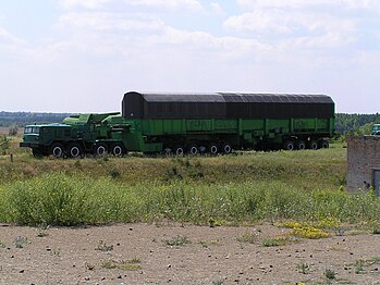 MAZ-537 mit einem speziellen Raketencontainer im Museum der strategischen Raketentruppen in der Ukraine