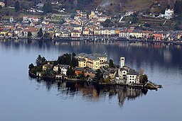 Ön Isola di San Giulio med byn Orta San Giulio i bakgrunden.