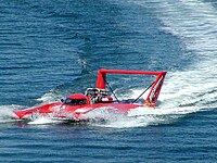 Rennboot in Fahrt / Speed boat, steering
