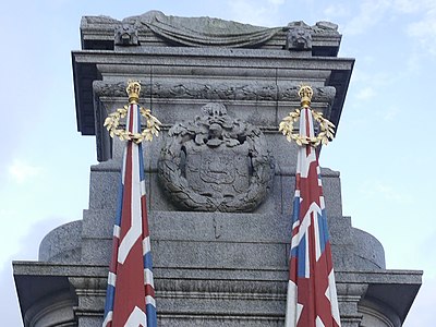 东北方向的彩绘石旗、花环与罗奇代尔盾徽