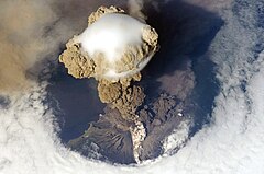 第三名： Sarychev Peak Volcano erupts June 12, 2009, on Matua Island (North Kuril Islands) (POTD) – Credit: Original photo by NASA, uploaded on Flickr by user John, derivative work by The High Fin Sperm Whale. (CC-BY-SA‑2.0)