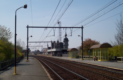 Zicht op perrons en het oude stationsgebouw