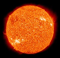 Фотография Солнца в ультрафиолетовом участке спектра, изображённая в «ложных цветах». Получена Обсерваторией солнечной динамики.