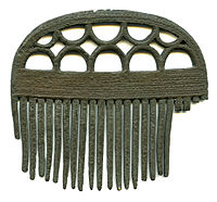 English: Copy of bronze comb from Hasslekärr in Hångsdala parish./ Svenska: Kopia av bronskam från Hasslekärr i Hångsdala socken.