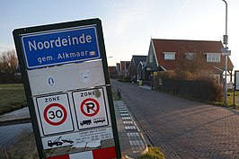 Bebouwde kombord aan de noordzijde van het dorp