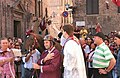 16 agosto 2005: la benedizione di Berio e del fantino Trecciolino davanti all'oratorio della Contrada della Torre, che avrebbe poi vinto quel Palio.