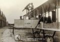 Bei diesem italienischen Caproni-Bomber musste der Schütze im Flug auf den Benzintank steigen, um das MG zu bedienen.