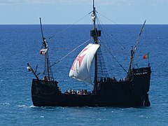 Carabela "Santa María de Colombo", frente a la costa de Câmara de Lobos, Madeira, Portugal.jpg