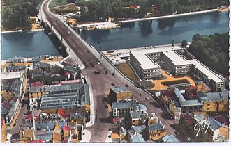 Le pont en 1970, alors que le boulevard Henri-Sellier n'est pas encore réaménagé. À droite, les usines Coty.