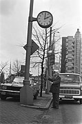 De gemeentedienst in Amsterdam zet de klokken met een hengel een uur vooruit, Bestanddeelnr 930-1879.jpg