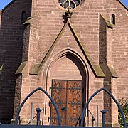 Porche de l'église avec un verset en allemand.