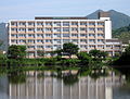 東広島医療センター。手前のため池からの水は黒瀬川に注ぐ。