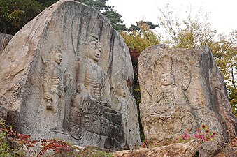 Budas tallados en piedra en la ermita de Chilbulam, Namsan en Gyeongju, Corea.