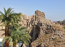 Deel van de grote muur in leemsteen rond het tempelgebied van Medinet Habu (Egypte), uit de tijd van farao Ramses III